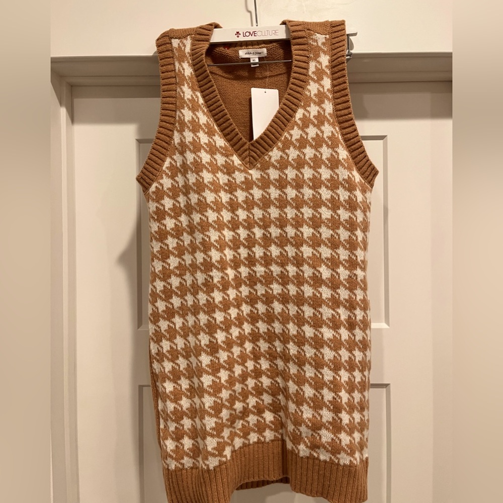 Fred Meyer houndstooth checkered pattern